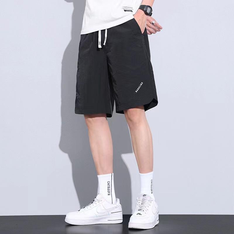 ショートパンツ メンズ 5分丈 サーフパンツ 接触冷感 再生繊維 吸湿速乾 薄手 通気性 ストレート カジュアル トレンド 着回し 春夏 部屋着 アウトドア 普段使い 軽量 無地 シンプル・素材: アイスシルク・パンツ丈: 五分丈・メイン素材: ポリエステル67%・カラー展開: グレー、アーミーグリーン、ブラック、カーキ・サイズ展開: M, L, XL, 2XL, 3XL, 4XL, 5XL・パンツのタイプ: ルーズフィット・スタイル: シンプル