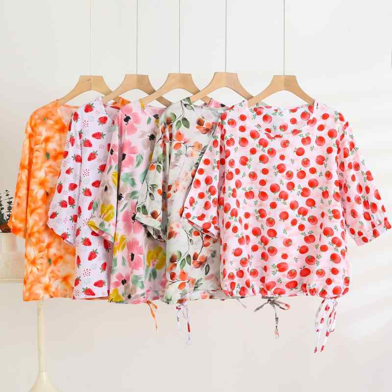 Tシャツ レディース 春夏 5分袖 クルーネック プリント ゆったり 着痩せ 綿素材 裾ドロスト 2WAY トップス カットソー 普段使い 通勤着 お出かけ 着回し力抜群 体型カバー ナチュラル カジュアル きれいめ・カテゴリ: Tシャツ・スタイル: カジュアル・素材: コットンレーヨン・素材成分: ビスコース繊維・素材成分2: スパンデックス・柄: 小花柄・袖丈: 半袖・仕上げ: ノーアイロン・シルエット: レギュラー・着丈: 50-65cm・ネックライン: クルーネック・袖型: スタンダード・カラー展開: 白色, 斑点レッドハート, ロイヤルブルーピーチ, レインボーハート, カラフルストーン, ストロベリー, 大レッドフラワー, 大レッドポーカーフラワー, ピンク地リーフ, ピンクイエローカレーフラワー, ブラック, レッドピーチ, カーキ, グリーンレッドリーフ, グリーンリーフ, ローズレッド, デジタルホワイトデイジー, デジタルオレンジイエローフラワー・サイズ展開: 3XL, 4XL, 5XL・メイン素材配合率: 80-90%