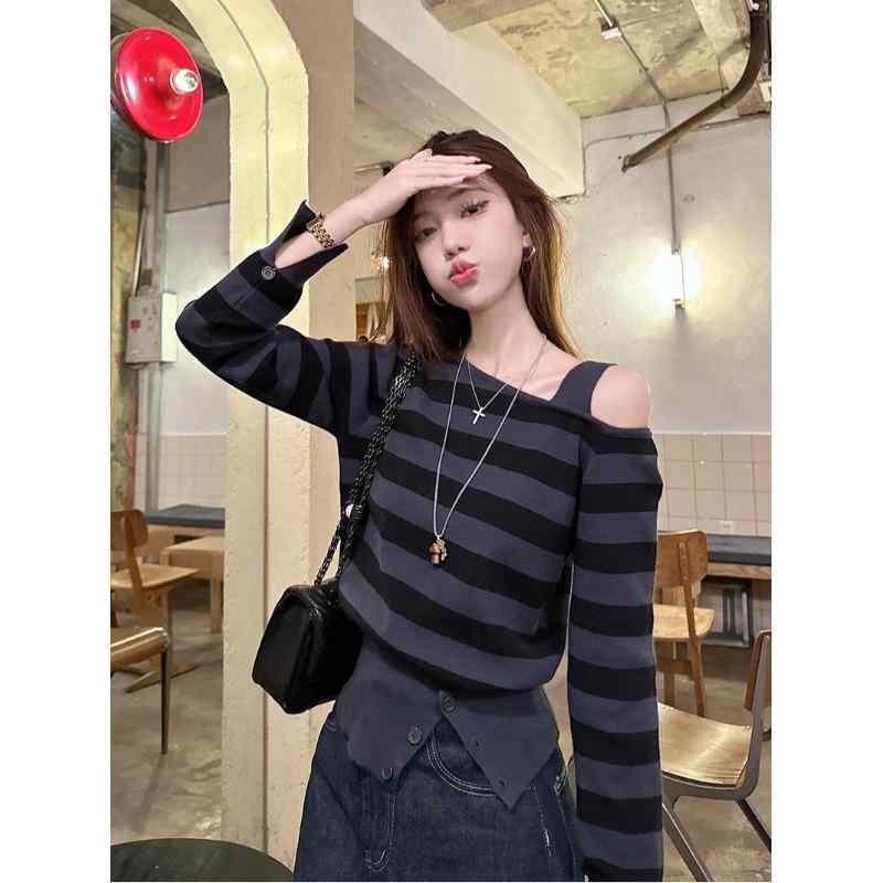 ニット トップス レディース 韓国風 ヴィンテージ風 ブルー系 ストライプ柄 オフショルダー リラックス感 スリム 着回し抜群 オールシーズン・素材: シェニール・主素材成分: スパンデックス・主素材混用率: 30%以下・厚さ: 普通・製品カテゴリ: セーター・スタイル: プルオーバー・フィット感: レギュラー・袖のタイプ: プリンセススリーブ・袖丈: ノースリーブ・襟のデザイン: ポロ襟・流行の要素: 配色・着用方法: プルオーバー・組み合わせ: 単品・カラー展開: ブルーストライプ、ブラック、アプリコットストライプ・サイズ展開: ワンサイズ・テイスト: フェミニン、クールエレガント