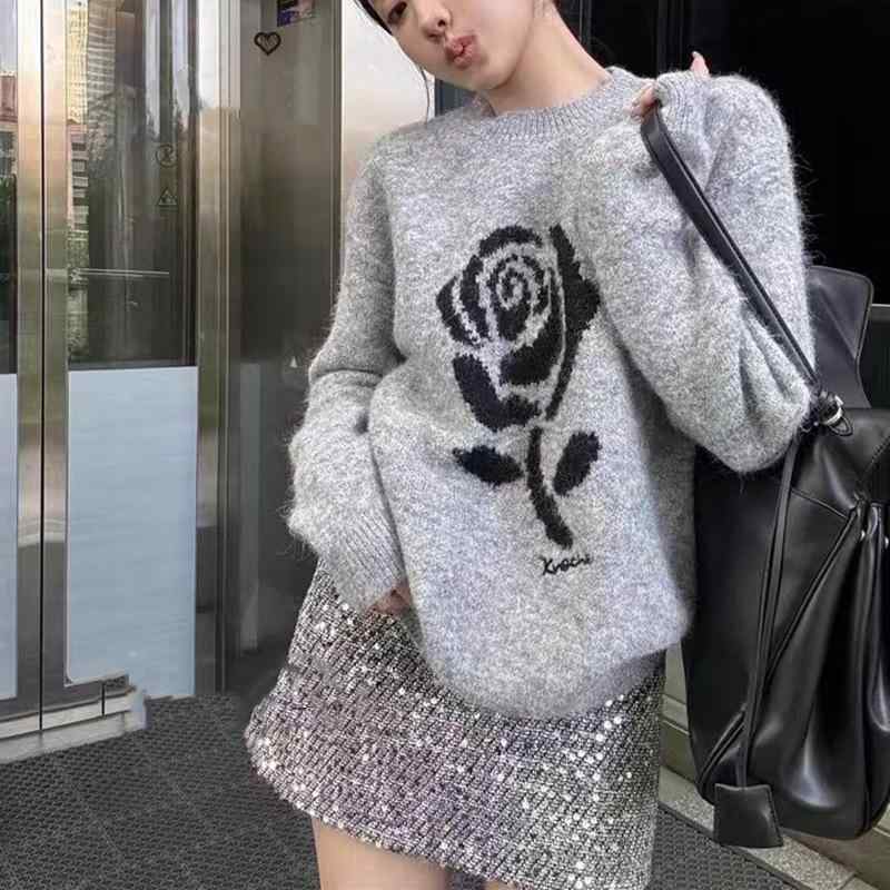 ニット レディース 長袖 ヴィンテージ風 薔薇柄 ジャガード 配色 ゆったり オーバーサイズ 秋冬 保温 トップス クルーネック 大人かわいい カジュアル きれいめ おしゃれ 通勤用 普段使い・主な素材: 綿・構成: 単品・フィット感: ルーズフィット・ネックライン: ポロネック・袖丈: 長袖・袖のタイプ: レギュラー・製法: ニット・カラー: グレー・サイズ: フリーサイズ・スタイル: 通勤、エレガント・主な素材混用率: 30%以下・対象年齢: 大人・性別: レディース・カテゴリ: セーター