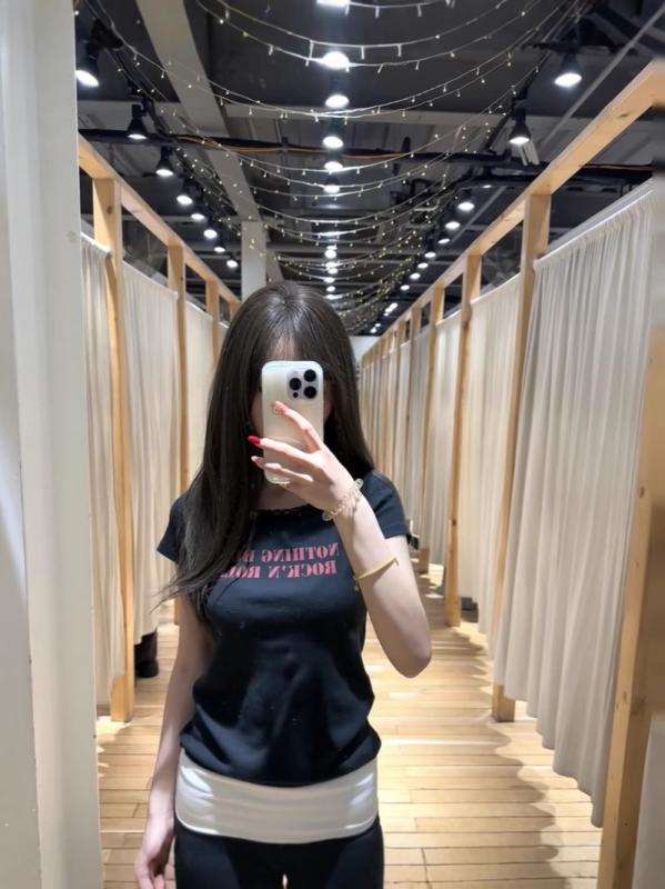 {"result": "Tシャツ レディース ブラック ロゴ レース付き オフショルダー 半袖 スリムフィット アメリカンカジュアル ストリート系 春夏 普段使い"}・素材: 綿 ・柄: アルファベット、数字、テキスト ・スタイル: プルオーバー、カジュアル ・袖丈: 半袖 ・加工: プリント ・フィット感: レギュラー ・着丈: 50-65cm ・ネックライン: ボートネック ・袖のタイプ: レギュラー ・デザイン要素: レース ・カラー: ブラック ・サイズ展開: フリーサイズ ・主な素材含有率: 30-50% ・カテゴリ: Tシャツ