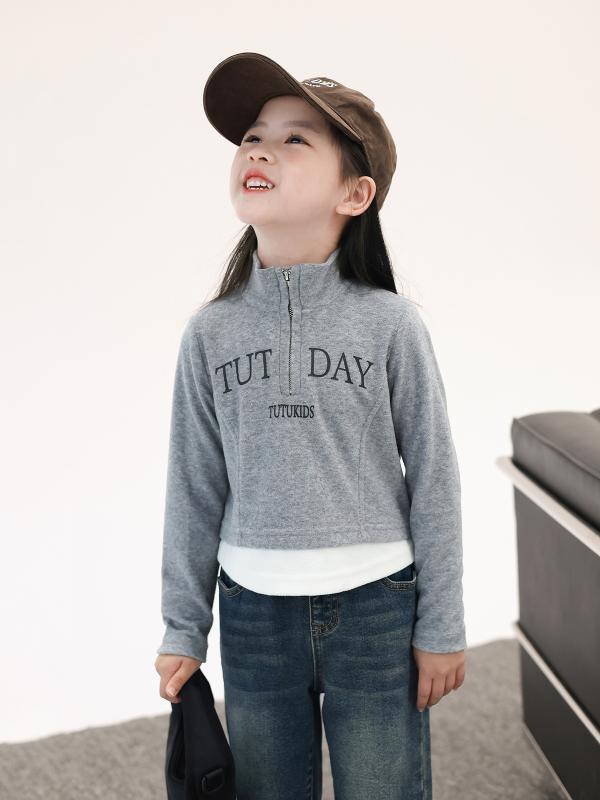トレーナー キッズ 男の子 女の子 トップス 長袖 ハーフジップ スタンドカラー 重ね着風 韓国子供服 バイカラー 切り替え 春秋・カテゴリ: Tシャツ・対象性別: 女・スタイル: 韓国風・フード: なし・袖丈: 長袖・対象年齢: 3～8歳（100～140cm）、8歳以上（140cm以上）・生地加工: 柔軟処理・柄: 無地、プリント、ロゴ・デザイン要素: スポーツ、可愛い、ブリティッシュ、プリンセス、トレンド、キャンディカラー・素材: 綿混紡・主素材配合率: 46.9%・安全基準: B類・襟型: 襟付き・機能: 吸湿速乾・カラー展開: ホワイト、グレー・サイズ展開: 100cm、110cm、120cm、130cm、140cm、150cm、160cm