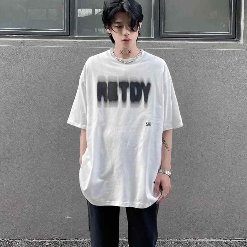 半袖Tシャツ メンズ レディース ゆったり ビッグシルエット 春夏 ストリート系 アメリカン ハイストリートスタイル アルファベット グラフィティプリント ペア・カテゴリ: Tシャツ・スタイル: 港風、プルオーバー・素材: 綿100%・柄: 文字・シルエット: ルーズフィット・対象年齢: 10代-20代・性別: メンズ・ネックライン: クルーネック・袖丈: 半袖・袖の形状: レギュラー・厚さ: 薄手・重量: 約200g・機能性: 通気性・用途: デイリー・デザイン: プリント・テーマ: クリエイティブ・加工: ノーアイロン・許容誤差: 約1-2cm・カラー展開: ホワイト、ブラック・サイズ展開: M、L、XL、XXL、XXXL