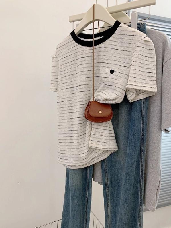 ツーライン ( ソロナネックライン ) L サイズ 大きいサイズ ラブ 刺繍 ストライプコントラストラウンドネック 半袖 Tシャツ レディース トップス生地名: コットン主な生地構成: 他のパターン: ストライプスタイル: プルオーバー,通勤スタイル袖の長さ: 半袖職人技: コラージュ/スプライシングバージョン: ルースタイプ着丈: ミドル丈スタイル（65cm&amp;lt;着丈≤80cm）襟のタイプ: ラウンドネックスリーブタイプ: 半袖人気要素: コントラストカラー発売年・シーズン: 2025年夏色: 黒ストライプサイズ: M,L,XL,XXL,XXXLスタイルタイプ: 上品通勤スタイル製品カテゴリー: Tシャツ