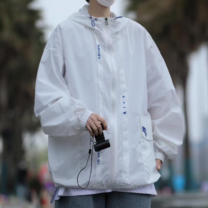ジャケット メンズ 春夏 薄手 マウンテンパーカー フード付き UVカット アウトドア カジュアル ストリート アウター 機能性 軽量 撥水 速乾 クール アメリカン シンプル 無地 長袖 防風 通気性 おしゃれ 体型カバー 普段使い・カテゴリ: 外套・厚さ: 薄・フード: あり・対象: 青少年・フィット感: 宽松型・主な素材: ポリエステル・素材配合率: 45%・カラー展開: 白色,绿色,灰色・サイズ展開: M,L,XL,2XL・柄: 印花・ポケット仕様: 側縫いポケット・スタイル: 简约・指数: 45
