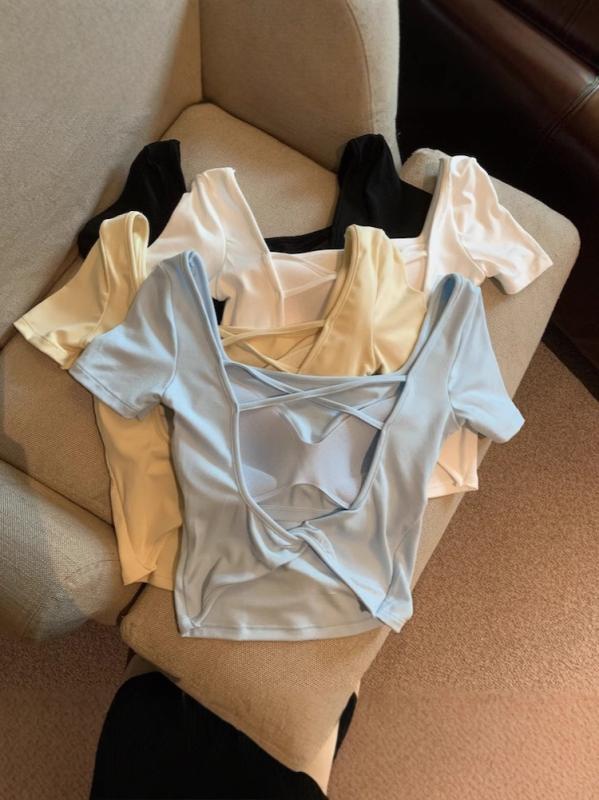 Tシャツ レディース カップ付き バックオープン クロスデザイン ショート丈 春夏 かわいい シンプル おしゃれ トップス カットソー 普段使い 普段着 肌見せ・生地名: 綿・主な素材: 綿・柄: 無地・スタイル: プルオーバー、通勤スタイル・袖丈: 半袖・加工: 透かし編み・フィット感: タイト・着丈: ショート(40-50cm)・ネックライン: スクエアネック・袖型: 通常の袖・カラー展開: ホワイト、ブラック、イエロー、ブルー、グレー・サイズ展開: フリーサイズ・主な素材混用率: 95%以上・カテゴリ: Tシャツ