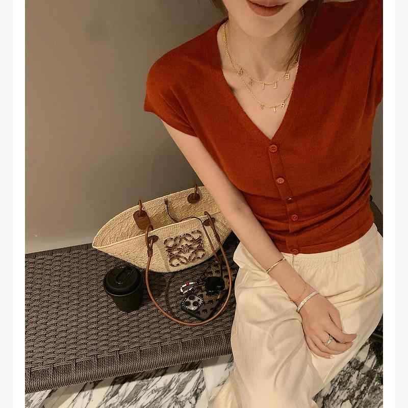 トップス レディース ニットTシャツ カーディガン インナーシャツ ショート丈 半袖 タイトフィット 伸縮性 カジュアル シンプル きれいめ 無地 春夏 着回し力 通勤用 普段使い・カテゴリ: セーター・スタイル: カジュアル・素材: ポリエステル100%・柄: 無地・厚さ: 薄手・ネックライン: Vネック・袖丈: 長袖・袖のタイプ: 通常袖・着丈: ショート丈（40cm以上50cm以下）・フィット感: タイト・組み合わせ: 単品・デザイン: パッチワーク・カラー展開: 雀茶紅、浅カーキ、ブラック、オフホワイト、グリーン・サイズ展開: S、M、L・着用方法: カーディガン