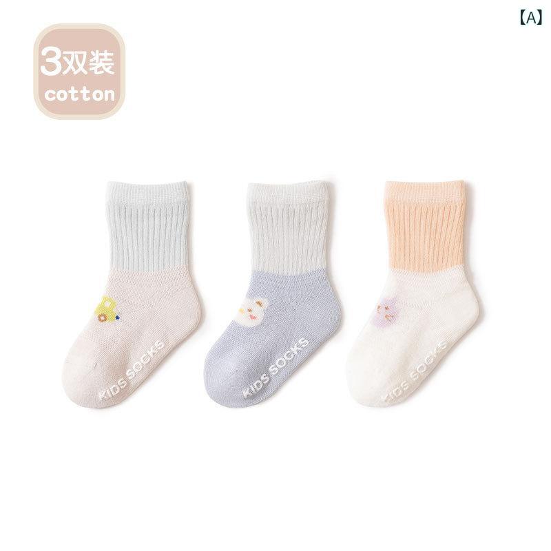 ・カテゴリ: 子ども用靴下・主な素材: 精梳綿（コーマ綿）71.7%・製法: メッシュ、手縫い（シームレス）・機能: 通気性、吸汗・レッグ長: ミドル丈（クルー丈）・厚さ: 薄手・柄: キャラクター、可愛い・対象性別: 男女兼用・カラー展開: ブルー男児用、ピンク女児用・サイズ展開: Sサイズ 10cm未満（0-6ヶ月推奨）、Mサイズ 10cm（6-12ヶ月推奨）、Lサイズ 12cm（1-3歳推奨）、XLサイズ 14cm（3-5歳推奨）・対象年齢: 新生児（0〜1歳、80cm以下）