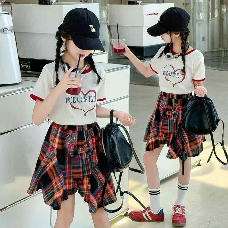 ・カテゴリ: 子供用セットアップ・対象性別: 女の子・スタイル: カジュアル・セット内容: 2点セット（トップス、パンツ）・袖丈: 半袖・パンツ丈: ショートパンツ・生地の厚さ: 薄手・柄: キャラクター・ネックライン: クルーネック・主な素材: ポリエステル・安全基準: B類・留め具の種類: プルオーバー・デザイン: チェック柄スカートセット・対応身長: 110cm、120cm、130cm、140cm、150cm、160cm