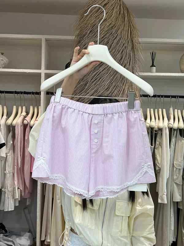 ・カテゴリ: ショートパンツ・主な素材: ポリエステル・パンツ丈: ホットパンツ・ウエスト: ミドルウエスト・生地の厚さ: 薄手・カラー展開: ピンクストライプ、ブルーストライプ、ホワイトレースアンダーパンツ・サイズ展開: S、M、L、XL・素材割合: 50%以上70%未満・スタイル: スウィート＆スパイシー、コンサバカジュアル・パンツシルエット: ストレート・伸縮性: なし・デザイン要素: レース・加工: 先染め