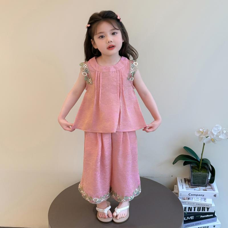 ・カテゴリ: キッズセットアップ・対象性別: ガールズ・スタイル: 韓国風・セット内容: トップス、パンツの2点セット・袖丈: ノースリーブ・フード: フードなし・パンツ丈: ショートパンツ・生地加工: ソフト加工・生地の厚さ: 薄手・柄: 無地・主な素材: 綿95%・安全基準: B類・着脱方式: プルオーバー・カラー: 画像色・対応身長: 90cm、100cm、110cm、120cm、130cm、140cm