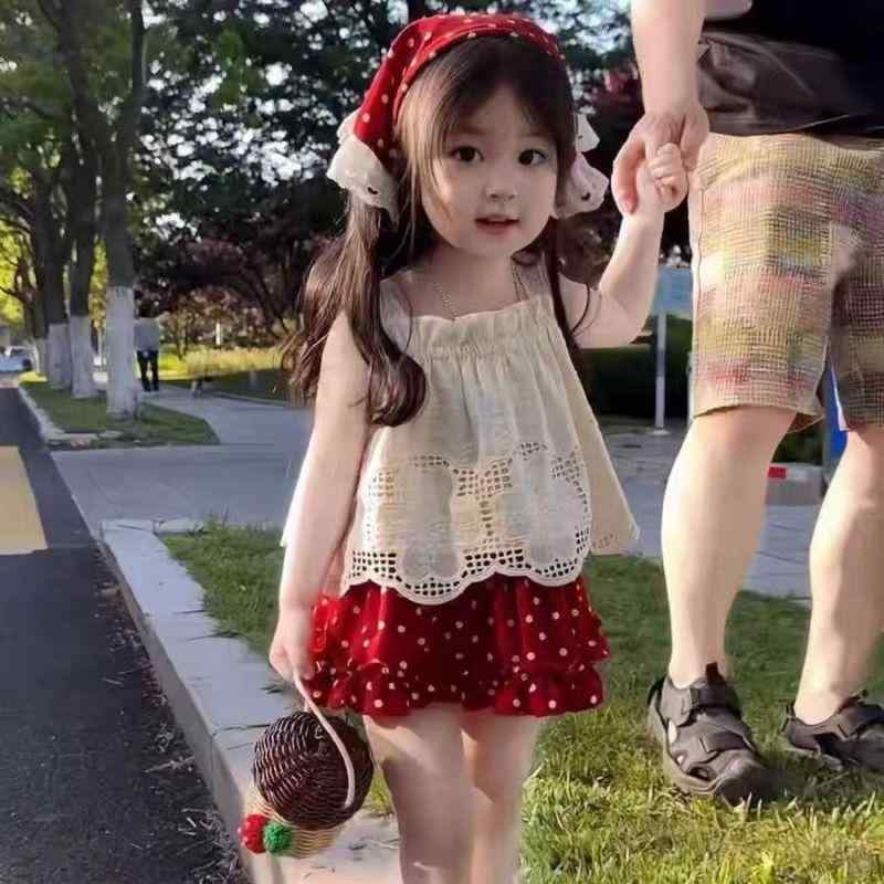 ・カテゴリ: 子供服セット・性別: 幼児・子供（女の子）・スタイル: 欧米風・セット内容: トップス、スカート、その他（3点セット）・対象年齢: 1～3歳（身長80～100cm）・袖丈: ノースリーブ・フード: なし・加工: 柔軟加工・生地の厚さ: 普通・柄: ドット柄・主な素材: 綿95%・安全基準: A類・合わせ方: プルオーバー・カラー展開: 小紅帽セット・対応身長: 80cm、90cm、100cm、110cm、120cm