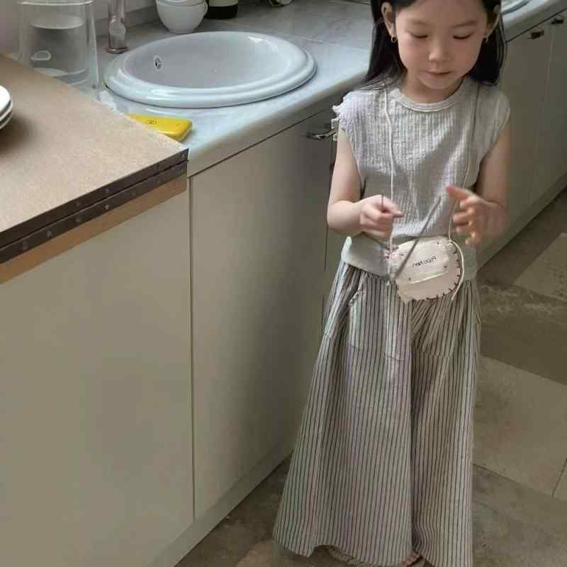 ・カテゴリ: 子供用セットアップ・対象性別: 女の子・スタイル: 韓国風・セット内容: トップス、パンツ（2点セット）・対象年齢: 中小童（3〜8歳、100〜140cm）・袖丈: 半袖・フード: フードなし・パンツ丈: 九分丈・厚み: 普通・柄: ボーダー・主な素材: 綿100%・安全基準: B類・開閉仕様: プルオーバー・カラー展開: 画像色・サイズ展開: 5号（90-100cm適合）、7号（100-105cm適合）、9号（105-115cm適合）、11号（115-120cm適合）、13号（120-130cm適合）
