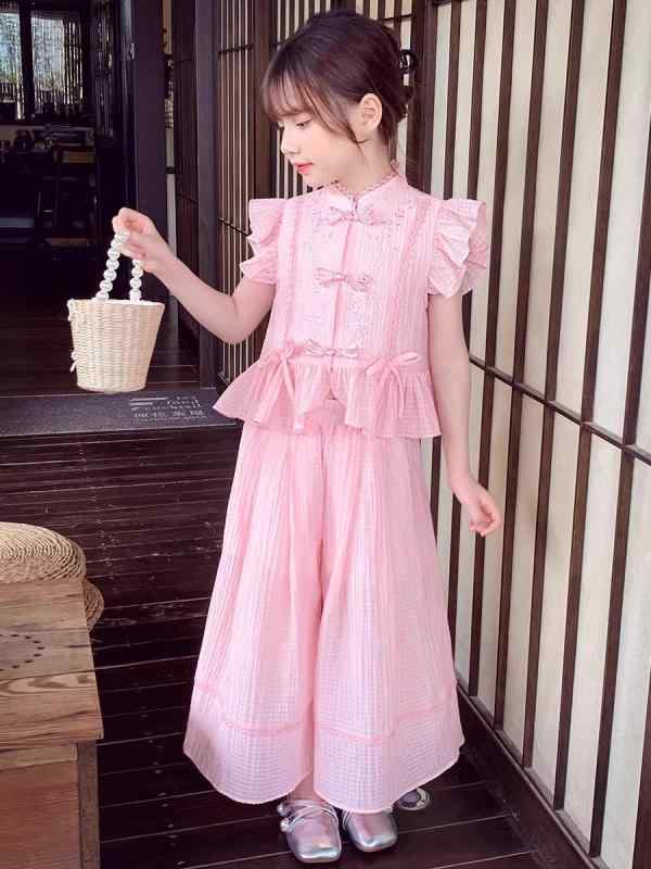 ・カテゴリ: 子供用セットアップ・対象性別: 女の子・スタイル: フェミニン・セット内容: トップス、パンツの2点セット・対象年齢: ジュニア（8歳以上、身長140cm以上）・袖丈: 半袖・生地の厚さ: 薄手・柄: 無地・デザイン要素: リボン・主な素材: ポリエステル・素材含有率: 71%〜80%・安全基準: B類・カラー展開: ピンク、アプリコット・展開サイズ: 90cm、100cm、110cm、120cm、130cm、140cm、150cm