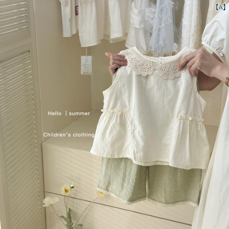 ・カテゴリ: 子供服セットアップ・対象性別: 女の子・スタイル: 韓国風・セット内容: 2点セット（トップス、パンツ）・対象年齢: 3〜8歳（身長100〜140cm）・袖丈: ノースリーブ・パンツ丈: 長ズボン・生地加工: 柔軟加工・生地の厚さ: 薄手・柄: 無地・主な素材: 綿・主面料成分の割合: 90%・安全基準: B類・合わせ仕様: プルオーバー・カラー展開: ベージュ娃娃シャツセット、ベージュ娃娃シャツ、グリーンパンツ、レッドセット、杏色セット・サイズ展開: 7315.2cm、8229.6cm、9144cm、10058.4cm、10972.8cm、11887.2cm