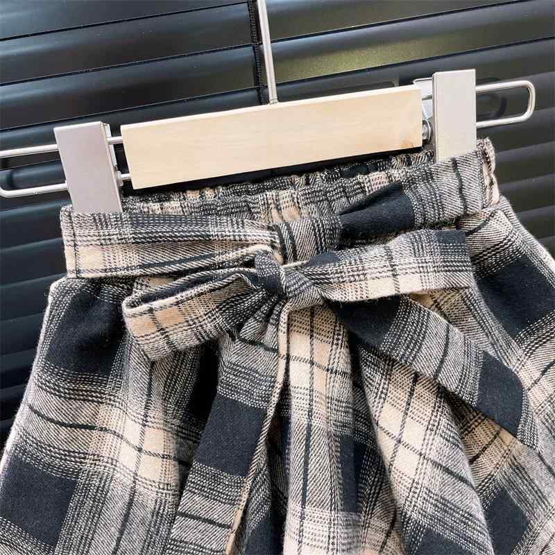 ・カテゴリ: 子供服セットアップ・スタイル: 韓国風・セット内容: トップス、スカートの2点セット・対象: ガールズ・対象年齢: 3〜8歳・袖丈: ノースリーブ・フード: なし・仕様: 柔らか加工、薄手、プルオーバー・柄: 英字、チェック・素材: 綿混紡（綿90%）・安全基準: B類・カラー展開: カーキ英字タンクトップ＋チェック柄フレアスカート2点セット・サイズ展開: 90cm、100cm、110cm、120cm、130cm、140cm