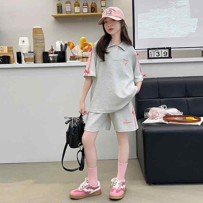 ・カテゴリ: 子供用セットアップ・対象性別: 女の子・スタイル: 韓国風・セット内容: トップス、パンツ（2点セット）・対象年齢: 中大童（8歳以上、140cm以上）・袖丈: 半袖・フード: フードなし・パンツ丈: ショートパンツ・生地加工: 柔軟処理・厚さ: 普通・柄: 無地・デザイン要素: セットアップ、リボン・主な素材: 綿・主面料成分含有量: 70%・安全基準: B類・留め具の種類: プルオーバー・カラー展開: ピンク、グリーン・展開サイズ: 120cm、130cm、140cm、150cm、160cm、170cm