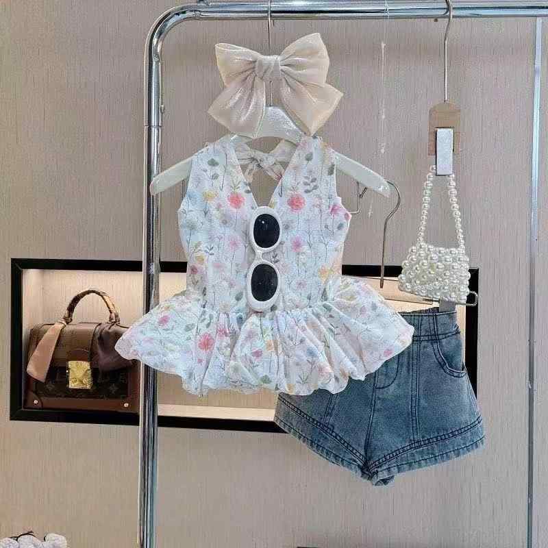 ・カテゴリ: 子供服セットアップ・対象性別: 女の子・スタイル: 韓国風・セット内容: トップス、ボトムスの2点セット・袖丈: ノースリーブ・フード: フードなし・パンツ丈: ショートパンツ・生地加工: ソフト加工・生地の厚さ: 薄手・柄: 花柄・主な素材: 綿・素材割合: 綿50%-70%・安全基準: B類・留め具の種類: プルオーバー・カラー展開: 碎花掛けネックキャミソール+デニムショートパンツ・サイズ展開: 90cm、100cm、110cm、120cm、130cm、140cm