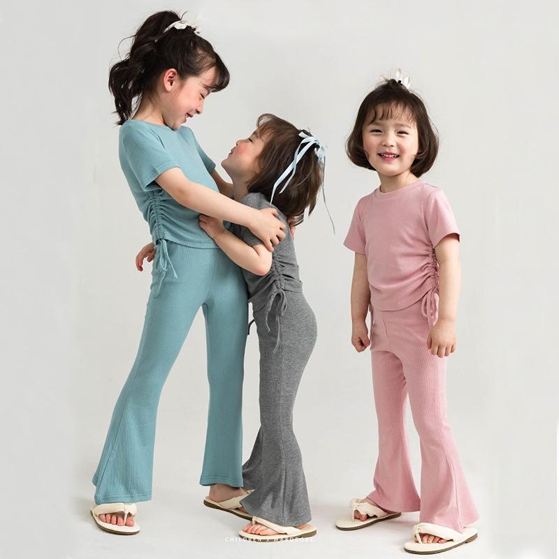 ・カテゴリ: 子供服セット・性別: 女の子・スタイル: 韓国風・セット内容: トップス、パンツ（2点セット）・対象年齢: 3～8歳（身長100～140cm）・袖丈: 半袖・パンツ丈: 長ズボン・生地加工: 柔軟加工・厚み: 普通・柄: 無地・主な素材: ポリエステル95%・安全基準: B類・着用タイプ: プルオーバー・カラー展開: ダークグレー、ピンク、ブルー、ライトグレー、アプリコット・展開サイズ: 90cm、100cm、110cm、120cm、130cm、140cm