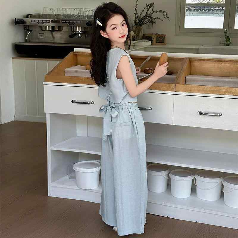 ・カテゴリ: キッズアンサンブル・対象性別: 女の子・スタイル: 韓国風・セット内容: トップス、パンツ（2点セット）・対象年齢: ジュニア（8歳以上、140cm以上）・袖丈: ノースリーブ・パンツ丈: ロングパンツ・厚さ: 普通・柄: 無地・デザイン要素: セットアップ、トレンド・主な素材: コットンブレンド・素材構成: 綿70%・安全基準: B類・開閉仕様: プルオーバー・カラー: ブルー・対応身長: 120cm、130cm、140cm、150cm、160cm、170cm