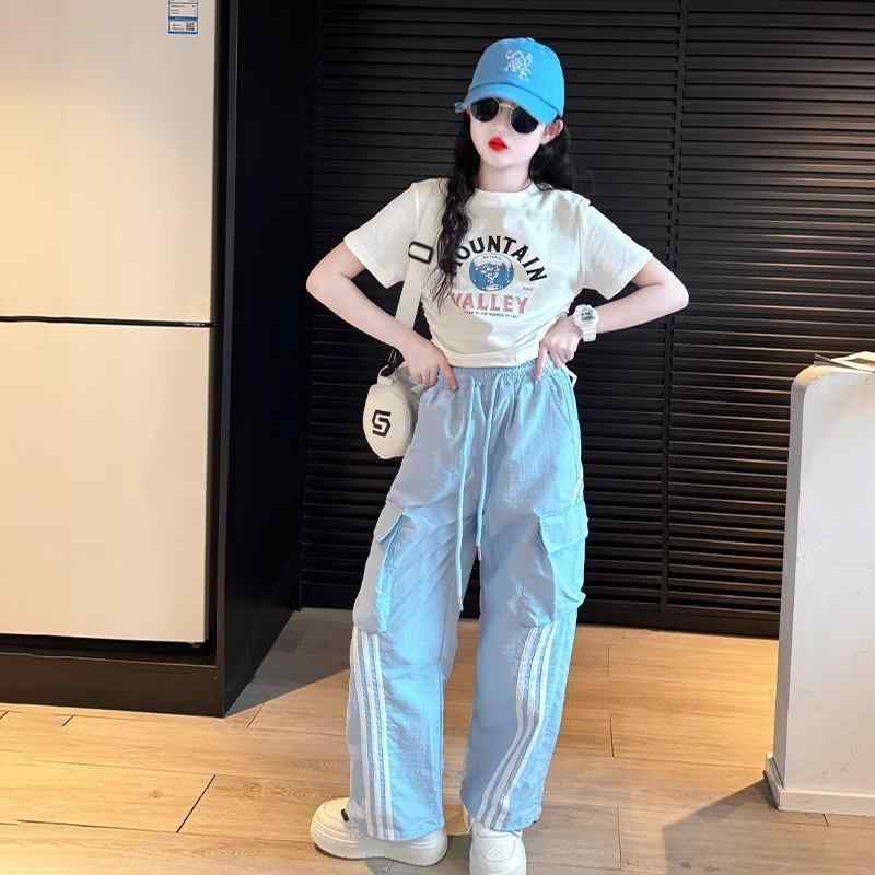 ・カテゴリ: キッズセットアップ・対象性別: 女児・スタイル: 韓国風・セット内容: トップス、パンツ（2点セット）・対象年齢: 8歳以上、身長140cm以上・袖丈: 半袖・パンツ丈: 長パンツ・生地加工: 柔軟処理・生地の厚さ: 薄手・デザイン: スポーツ、リボン、トレンド・主な素材: ポリエステル95%以上・安全基準: B類・カラー展開: ピンク、イエロー、ブルー、ホワイト・サイズ展開: 120cm、130cm、140cm、150cm、160cm、170cm