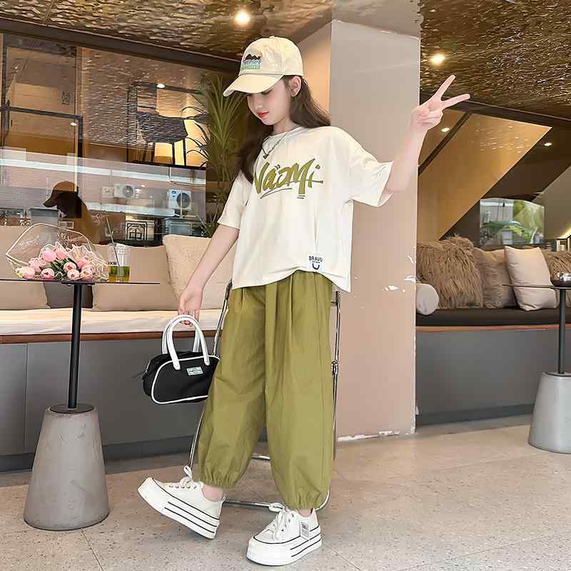 ・カテゴリ: 子供服セットアップ・対象性別: 女性・スタイル: 韓国風・セット内容: トップス、パンツの2点セット・袖丈: 短袖・フード: なし・パンツ丈: 九分丈・生地加工: 柔軟処理・生地の厚さ: 薄手・柄: 無地、アルファベット・デザイン要素: スポーツ、セットアップ、アルファベット、プリント・主な素材: 綿混紡（綿95%）・安全基準: B類・留め具の種類: プルオーバー・カラー展開: パープル、グリーン・対応身長: 120cm、130cm、140cm、150cm、160cm、170cm