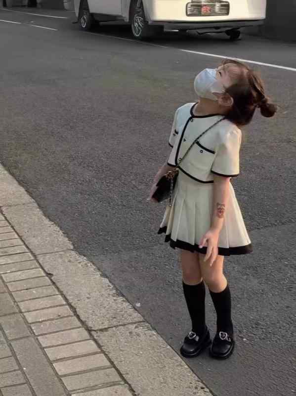 ・カテゴリ: 子供用セットアップ・対象性別: 女の子・スタイル: コンサバ、フェミニン・セット内容: スカートセット（2点セット）・対象年齢: 3〜8歳・袖丈: 半袖・フード: フードなし・生地加工: ソフト加工・厚さ: 普通・柄: 無地・主な素材: 綿60%・安全基準: B類・カラー: セットアップ・対応身長: 100cm〜140cm