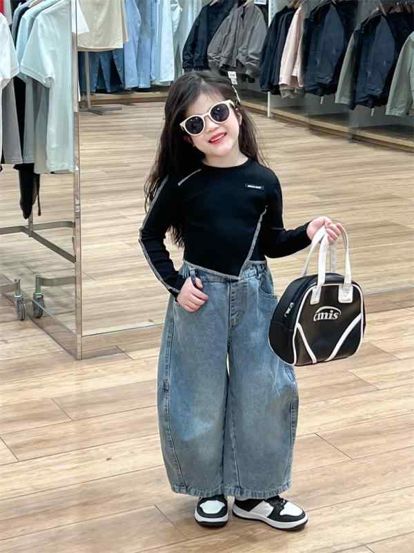 ・カテゴリ: キッズセットアップ・対象性別: 女の子・スタイル: 韓国風・セット内容: パンツセット・対象年齢: 中小童（3～8歳、100～140cm）・袖丈: 長袖・素材: 綿混紡・主な素材の成分: 綿・主な素材の割合: 90%・カラー展開: 斜切短款上衣、大阔腿牛仔裤・サイズ展開: 90cm、100cm、110cm、120cm、130cm、140cm