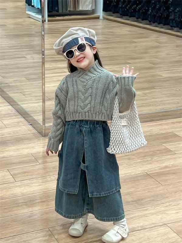 ・カテゴリ: 子ども用セットアップ・対象性別: 女の子・スタイル: 韓国風・セット内容: トップス、スカート風パンツの2点セット・対象年齢: 3歳〜8歳（身長100cm〜140cm）・袖丈: 長袖・パンツ丈: 長ズボン・生地加工: 柔軟処理・生地の厚さ: 普通・主な素材: ポリエステル100%・安全基準: B類・着脱仕様: プルオーバー・デザイン展開: ケーブル編みボトルネックショート丈セーター、個性派デニムスカート風パンツ、ケーブル編みショート丈セーター＋デニムスカート風パンツセット・サイズ展開: 90cm、100cm、110cm、120cm、130cm、140cm