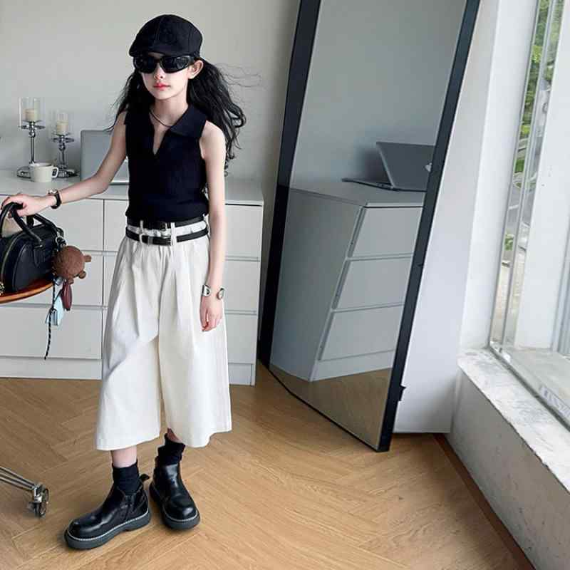 ・カテゴリ: 子供用セットアップ・スタイル: 韓国風・セット内容: トップス、パンツ、ベルト・対象: ガールズ・対象年齢: 8歳以上、140cm以上・袖丈: 半袖・パンツ丈: 長ズボン・生地加工: 柔軟加工・生地の厚さ: 薄手・柄: 無地・主な素材: 綿80%・安全基準: B類・着用タイプ: プルオーバー・カラー展開: ブラック（トップス）、ホワイト（パンツ）・サイズ展開: 120cm、130cm、140cm、150cm、160cm、170cm
