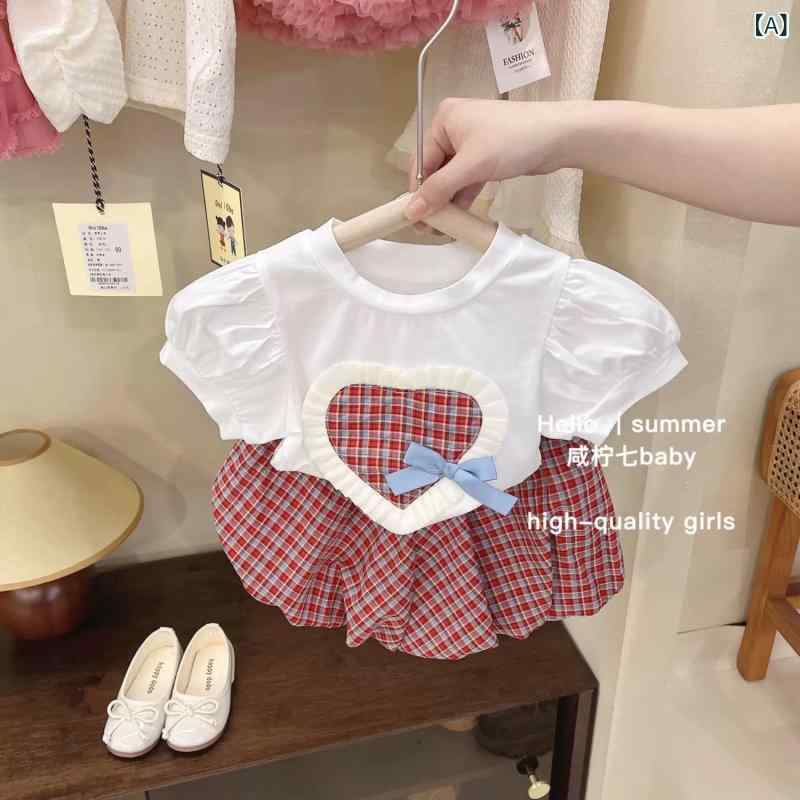 ・カテゴリ: 子供用セットアップ・対象性別: 女の子・スタイル: 韓国風・セット内容: トップス、パンツ（2点セット）・対象年齢: 中小童（3〜8歳、100〜140cm）・袖丈: 半袖・フード: フードなし・パンツ丈: ショートパンツ・生地加工: ソフト加工・生地の厚さ: 薄手・柄: チェック柄・デザイン要素: リボン・主な素材: 綿95%・安全基準: B類・着用タイプ: プルオーバー・カラー展開: ハート柄セット、オフホワイト・サイズ展開: 90cm、100cm、110cm、120cm、130cm、140cm