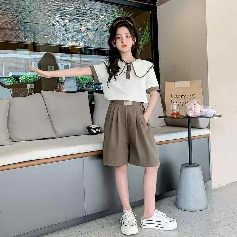 ・カテゴリ: 子供服セットアップ・対象性別: 女性・スタイル: カジュアル・セット内容: トップス、パンツの2点セット・袖丈: 短袖・フード: なし・パンツ丈: 五分丈・ミディアムパンツ・生地の厚さ: 普通・柄: 無地・デザイン要素: スポーツ、セットアップ、キュート・主な素材: ポリエステル45%・留め具タイプ: プルオーバー・カラー展開: カーキ、ネイビー・対応身長: 120cm、130cm、140cm、150cm、160cm、170cm