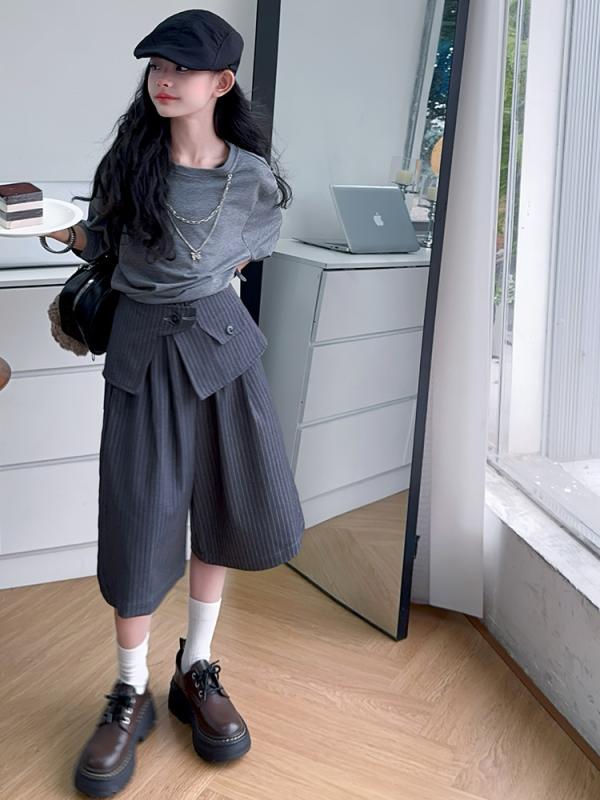 ・カテゴリ: 子供服セット・性別: レディース・スタイル: 韓国風・セット内容: トップス、パンツの2点セット・対象年齢: 8歳以上（身長140cm以上）・袖丈: 半袖・フード: フードなし・パンツ丈: ショートパンツ・生地加工: ソフト加工・厚さ: 薄手・柄: 無地・素材: ポリエステル80%、綿混紡・安全基準: B類・開閉仕様: プルオーバー・カラー展開: グレーTシャツ（ネックレス付き）、ストライプ柄5分丈パンツ、セット・サイズ展開: 120cm、130cm、140cm、150cm、160cm、170cm