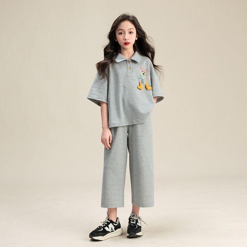 ・カテゴリ: キッズセットアップ・対象性別: ガールズ・スタイル: 韓国風・セット内容: トップス、パンツ（2点セット）・袖丈: 半袖・パンツ丈: ショートパンツ・生地加工: ソフト加工・生地の厚さ: 薄手・柄: アニマル、無地、キャラクター・デザイン要素: スポーツ、セットアップ、キャラクター、キュート、トレンド・主な素材: 綿70%・安全基準: B類・留め具タイプ: プルオーバー・カラー展開: グレー、アプリコット・展開サイズ: 120cm、130cm、140cm、150cm、160cm、170cm