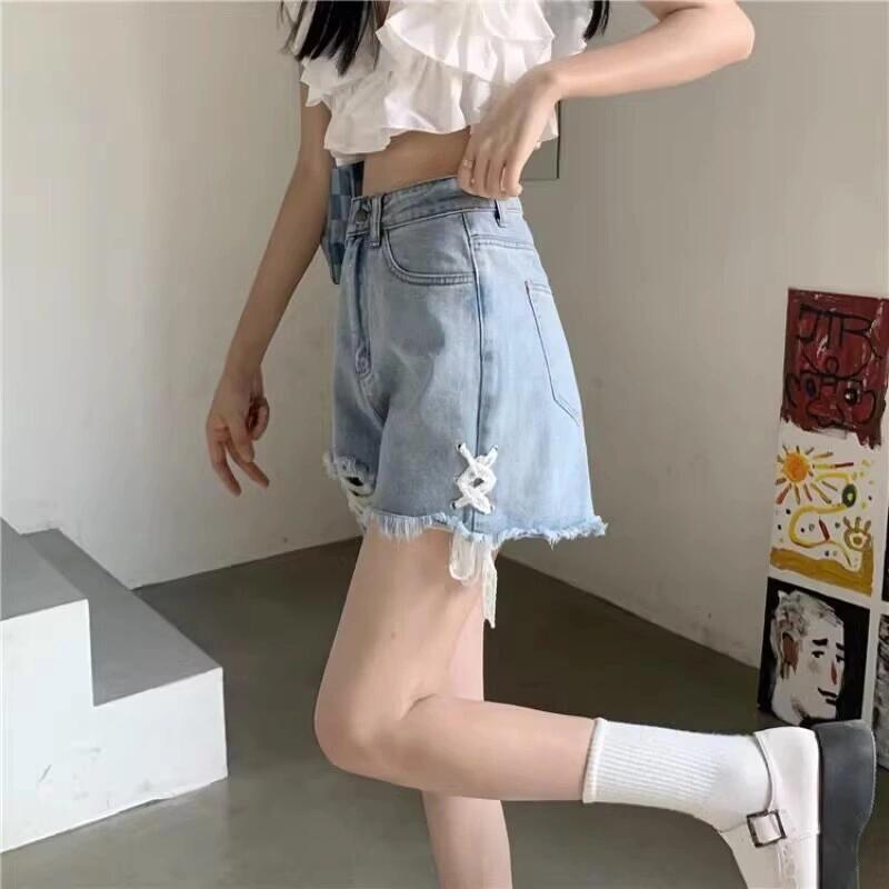 ・カテゴリ: デニムパンツ・素材: 綿（50%超70%以下）、レーヨン（30%以下）・スタイル: カジュアル・パンツ丈: ショートパンツ・ウエスト: ハイウエスト・生地の厚さ: 薄手・デザイン: ボタン、リボン・カラー展開: ブルー・サイズ展開: S、M、L、XL・シルエット: ワイド・伸縮性: なし
