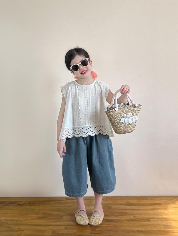 ・カテゴリ: キッズセットアップ・対象性別: 女の子・スタイル: 韓国風・セット内容: パンツセット・対象年齢: 中小童（3〜8歳、100〜140cm）・袖丈: ノースリーブ・パンツ丈: 5分丈・ミディアムパンツ・主な素材: コットン混紡・メイン素材の含有量: 90%・安全基準: B類・カラー展開: レース透かし彫りパフスリーブブラウス、スラブデニムワイドハーフパンツ・サイズ展開: 90cm、100cm、110cm、120cm、130cm、140cm