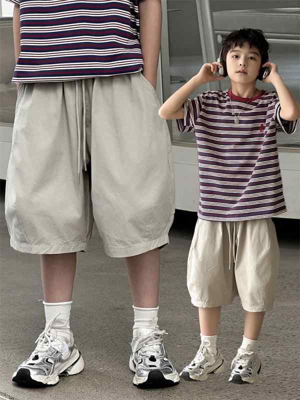 ・カテゴリ: キッズパンツ・スタイル: カジュアル・主な素材: 綿95%以上・パンツ丈: 五分丈/ハーフパンツ・対象性別: 男女兼用・対象年齢: 8歳以上、身長140cm以上・デザイン: カジュアルパンツ・生地加工: 柔軟加工・柄: 無地・ウエスト: ミドルウエスト・カラー展開: ダークグリーン、米杏色・サイズ展開: 120cm、130cm、140cm、150cm、160cm、170cm・加工: ワンウォッシュ