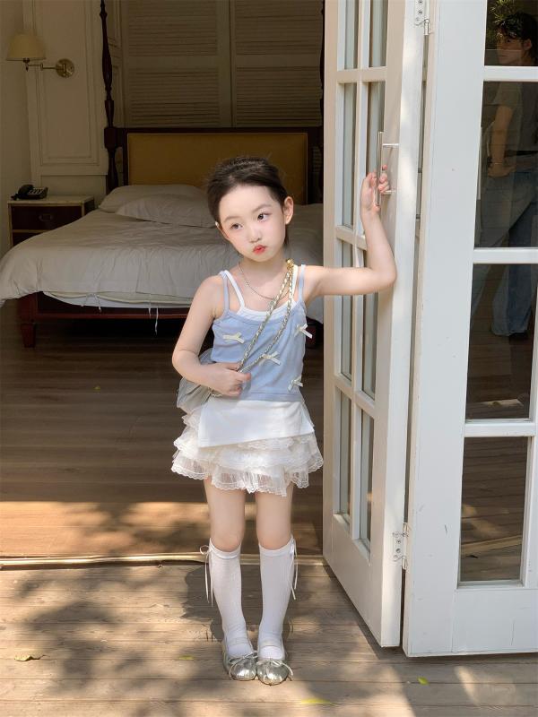 ・カテゴリ: 子供用セットアップ・対象性別: 女の子・スタイル: 韓国風・セット内容: スカートセット（2点セット）・セット内容詳細: 衣類・対象年齢: 中小の子供（3〜8歳、身長100〜140cm）・袖丈: ノースリーブ・フード: フードなし・生地加工: ソフト加工・生地の厚さ: 薄手・柄: 無地・デザイン要素: フリル、リボン・主な素材: ビスコース92%・安全基準: B類・留め具の種類: プルオーバー・カラー展開: ブルーキャミソール、ケーキチュールスカート・サイズ展開: 90cm、100cm、110cm、120cm、130cm、140cm