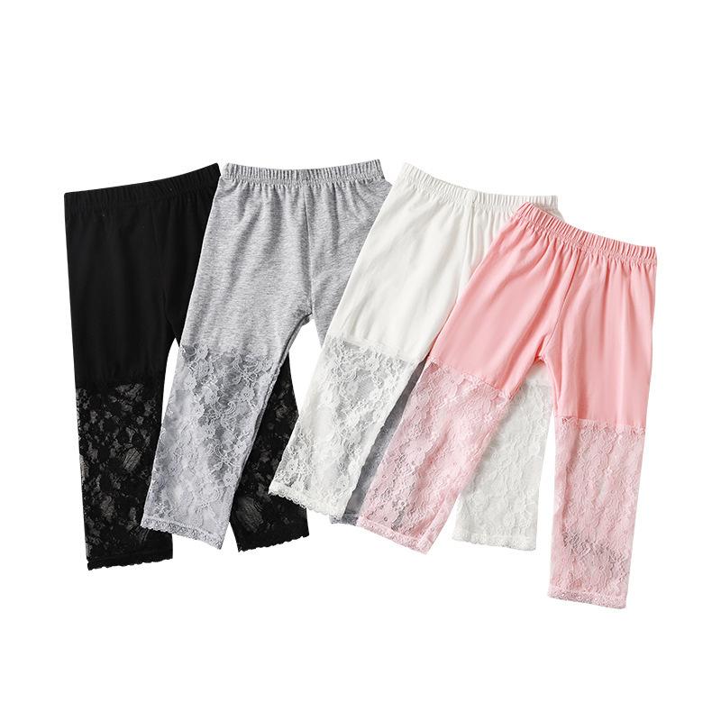 ・スタイル: 简约・素材: 綿80%・ズボンの長さ: 七分丈・対象性別: 女の子・対象年齢: 中小の子供（3～8歳、100～140cm）・デザイン: 基本タイプ・加工技術: 柔軟加工・柄: ボーダー、チェック、無地・デザイン要素: レース、ボーダー、サスペンダー、リボン、ブリティッシュ、親子、ネット、トレンド、キャンディ色・股上: レギュラー（中腰）・カラー展開: ホワイト、グレー、ブラック、ピンク・サイズ展開: S（適合身長90-110cm）、M（適合身長115-125cm）、L（適合身長130-140cm）・カテゴリ: 子供用ズボン