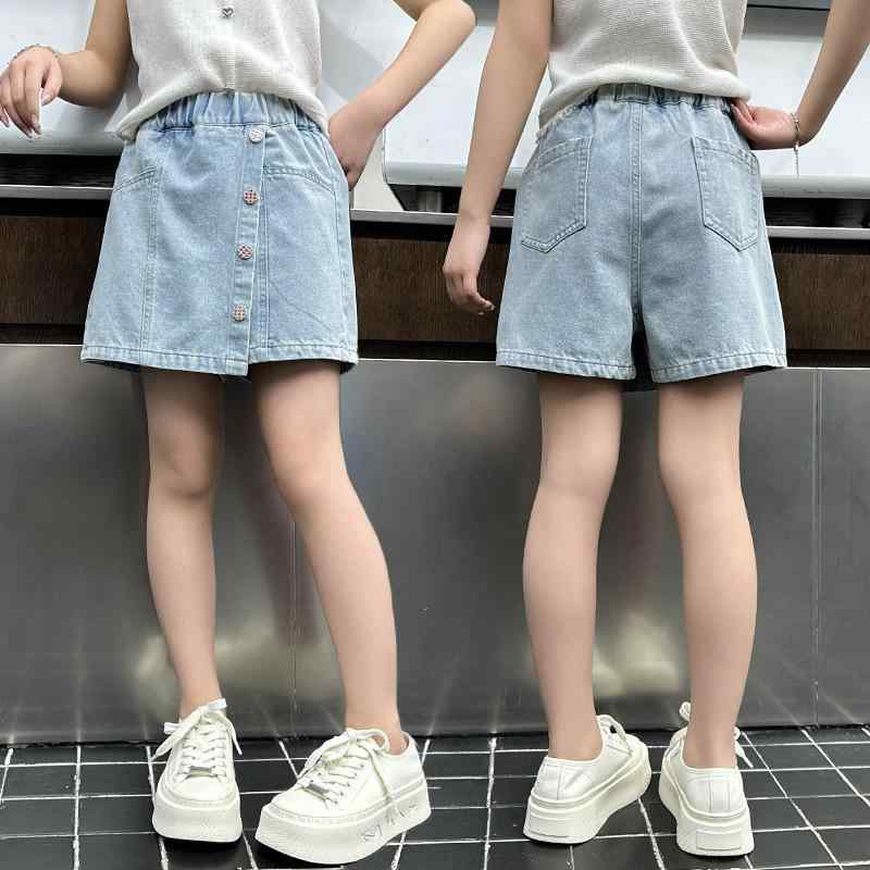 ・カテゴリ: 童パンツ・スタイル: カジュアル・パンツ丈: ショートパンツ・主な素材: 綿62%・性別: 女の子・対象年齢: 中大童（8歳以上、身長140cm以上）・デザイン: キュロット・股上の仕様: 股あき・加工: 柔軟加工、サンドウォッシュ加工・柄: 無地・股上: ハイウエスト・カラー展開: チェッカーボードボタンキュロット・サイズ展開: 120cm、130cm、140cm、150cm、160cm、170cm