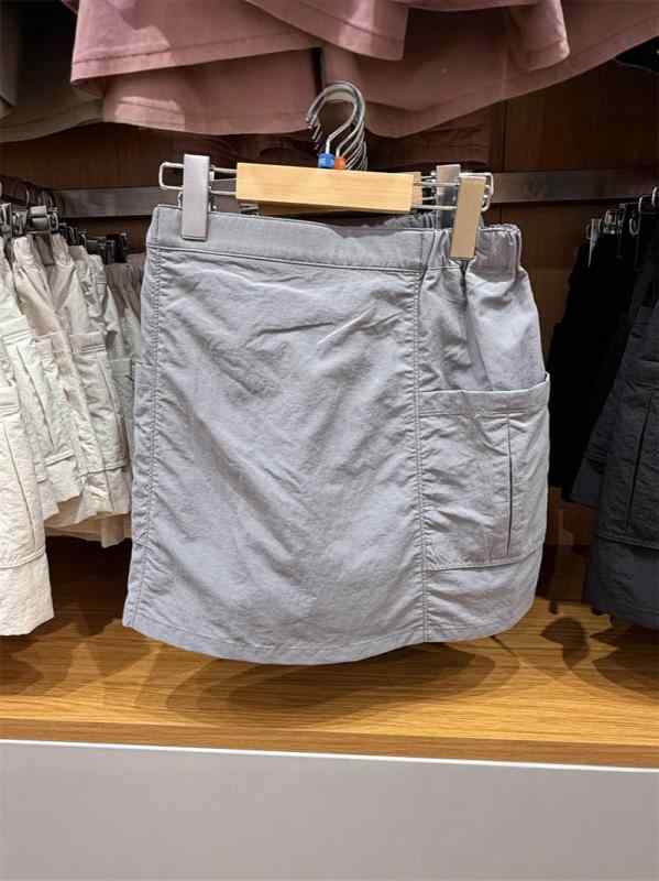 ・カテゴリ: パンツ・スタイル: カジュアル・パンツ丈: ショートパンツ・主な素材: ポリエステル75%・性別: 女の子・対象年齢: 8歳以上、身長140cm以上・スタイル仕様: キュロットスカート・生地加工: 柔軟処理・柄: 無地・ウエスト: ハイウエスト・カラー展開: アイボリー、ライトグレー、ブラック・対応身長: 110cm、120cm、130cm、140cm、150cm、160cm