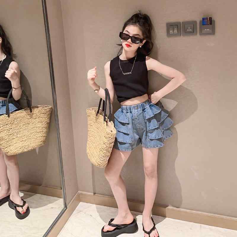 ・カテゴリ: キッズパンツ・スタイル: インフルエンサー風・素材: デニム・主な素材: 綿85%・パンツ丈: ショートパンツ・対象性別: 女の子・対象年齢: 8歳以上、身長140cm以上のジュニア・デザイン: キュロット・生地加工: 柔軟加工・柄: 無地・スタイル要素: セットアップ、トレンド風・股上: ハイウエスト・カラー展開: マゼンタベスト、ブラックベスト、ブルーベスト、ホワイトTシャツ、ブルーショートパンツ・サイズ展開: 110cm、120cm、130cm、140cm、150cm、160cm、170cm