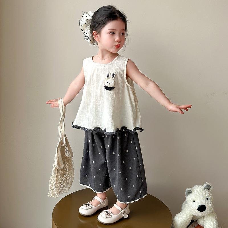 ・カテゴリ: キッズ用セットアップ・対象性別: 女の子・スタイル: 韓国風・セット内容: トップス、パンツ・適切な年齢層: 3〜8歳・袖丈: ノースリーブ・パンツ丈: ショートパンツ・生地加工: ソフト加工・生地の厚さ: 薄手・柄: キャラクター・主な素材: 綿95%・安全基準: B類・留め具の種類: プルオーバー・カラー展開: 画像色・対応身長: 90cm、100cm、110cm、120cm、130cm、140cm
