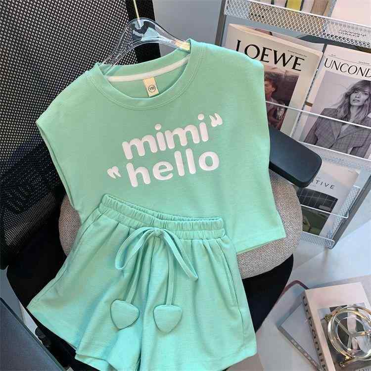 ・カテゴリ: 子供用セットアップ・対象性別: 女性・スタイル: カジュアル・セット内容: トップス、ボトムスの2点セット・袖丈: ノースリーブ・ボトムス丈: 5分丈・クロップドパンツ・生地の厚さ: 薄手・柄: 英字・主な素材: ポリエステル（化繊混紡）・開閉仕様: プルオーバー・カラー展開: ピンク、グリーン・対応身長: 120cm、130cm、140cm、150cm、160cm、170cm