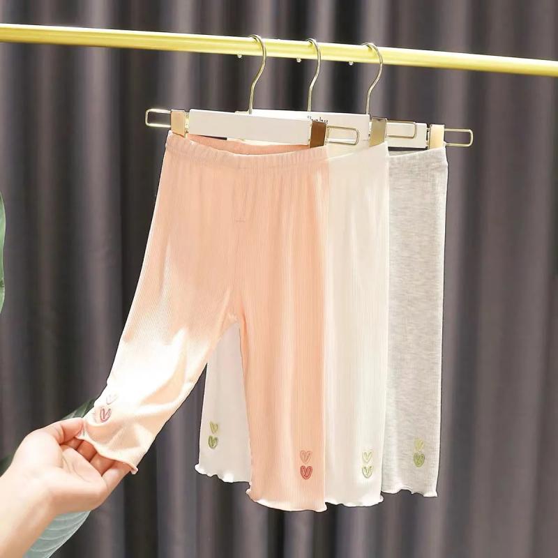 ・カテゴリ: 七分丈パンツ・対象: ガールズ・股上: レギュラー・カラー展開: オレンジピンクハート、ホワイトハート、グレーハート・主な素材: レーヨン95%・対応身長: 90cm、100cm、110cm、120cm、130cm、140cm・スタイル: カジュアル・対象年齢: 3〜8歳