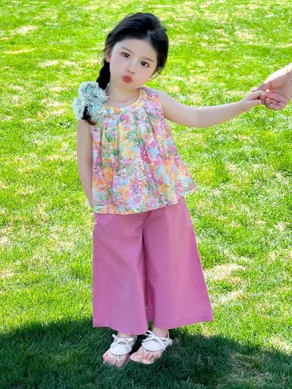 ・カテゴリ: 子供用セットアップ・対象性別: 女児・スタイル: 韓国風・セット内容: トップス、パンツの2点セット・対象年齢: 中小童（3〜8歳、100〜140cm）・袖丈: ノースリーブ・フード: フードなし・パンツ丈: ショートパンツ・生地加工: ソフト加工・生地の厚さ: 薄手・柄: 無地、花柄・素材: 綿混紡・主な素材: 綿11%・安全基準: B類・留め具の種類: プルオーバー・カラー: 画像色・展開サイズ: 90cm、100cm、110cm、120cm、130cm、140cm