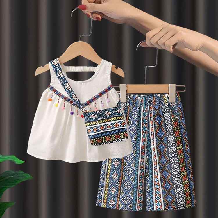 ・カテゴリ: 子供用セットアップ・対象性別: 女の子・スタイル: エスニック・セット内容: トップス、パンツ、バッグ付き・対象年齢: 3〜8歳・袖丈: ノースリーブ・パンツ丈: ショートパンツ・生地加工: ソフト加工・生地の厚さ: 薄手・素材: ポリエステル90%・安全基準: B類・着用タイプ: プルオーバー・対応身長: 100cm、110cm、120cm、130cm、140cm