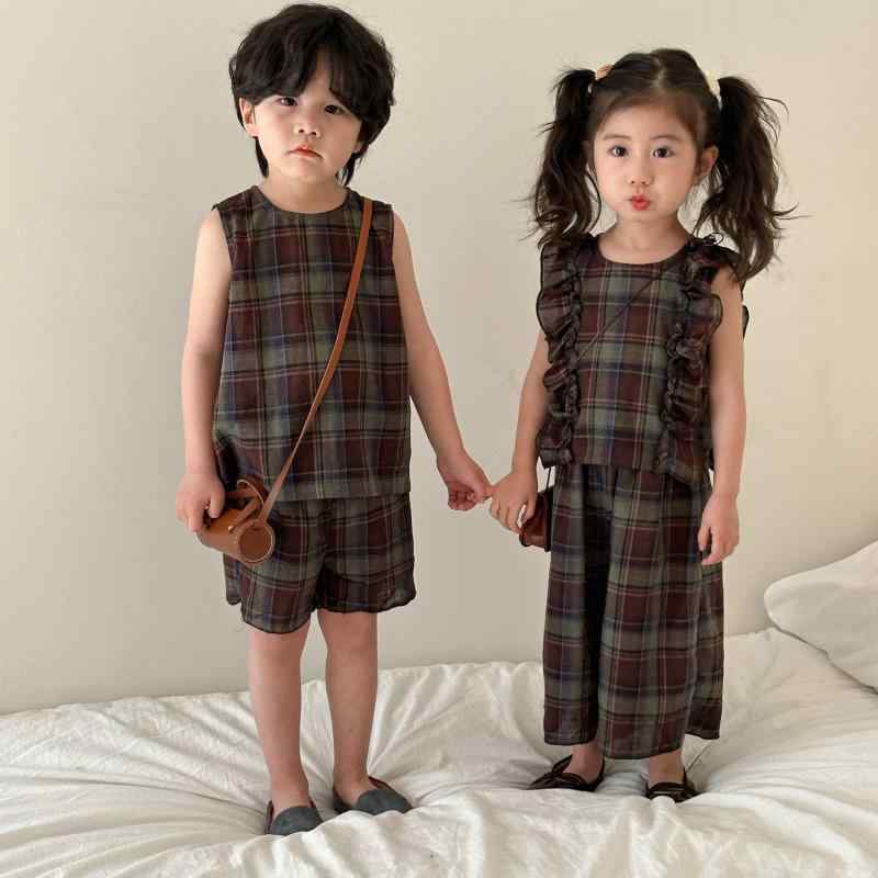 ・カテゴリ: 子供用セットアップ・対象性別: 男女兼用・スタイル: 韓国風・セット内容: トップス、パンツの2点セット・対象年齢: 3〜8歳（身長100〜140cm）・袖丈: ノースリーブ・パンツ丈: ショートパンツ・厚さ: 薄手・デザイン: 可愛い、トレンド・主な素材: 綿100%・安全基準: A類・留め具の種類: プルオーバー・カラー展開: 男子モデル、女子モデル・サイズ展開: 80cm、90cm、100cm、110cm、120cm、130cm、140cm、150cm
