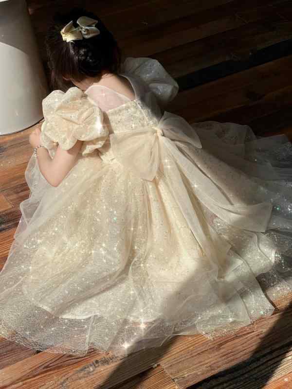 ・カテゴリ: ワンピース・素材: ポリエステル100%・性別: 幼児・子供（女の子）・対象年齢: 3〜8歳（身長100〜140cm）・生地加工: 柔軟加工・スタイル: プリンセスドレス・デザイン: 無地・カラー展開: ライトシャンパン・サイズ展開: 100cm、110cm、120cm、130cm、140cm、150cm