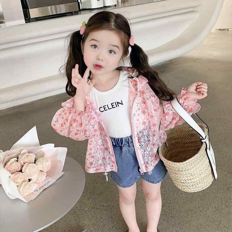 ・カテゴリ: ガールズウェア・対象年齢: 幼児（1-3歳、身長80-100cm）・表地素材: ポリエステル100%・裏地素材: ポリエステル100%・カラー展開: 花海・サイズ展開: 73cm、80cm、90cm、100cm、110cm、120cm・フード: 有（取り外し不可）・機能: 超軽量・仕様: 襟ラベル有、吊り下げタグ有